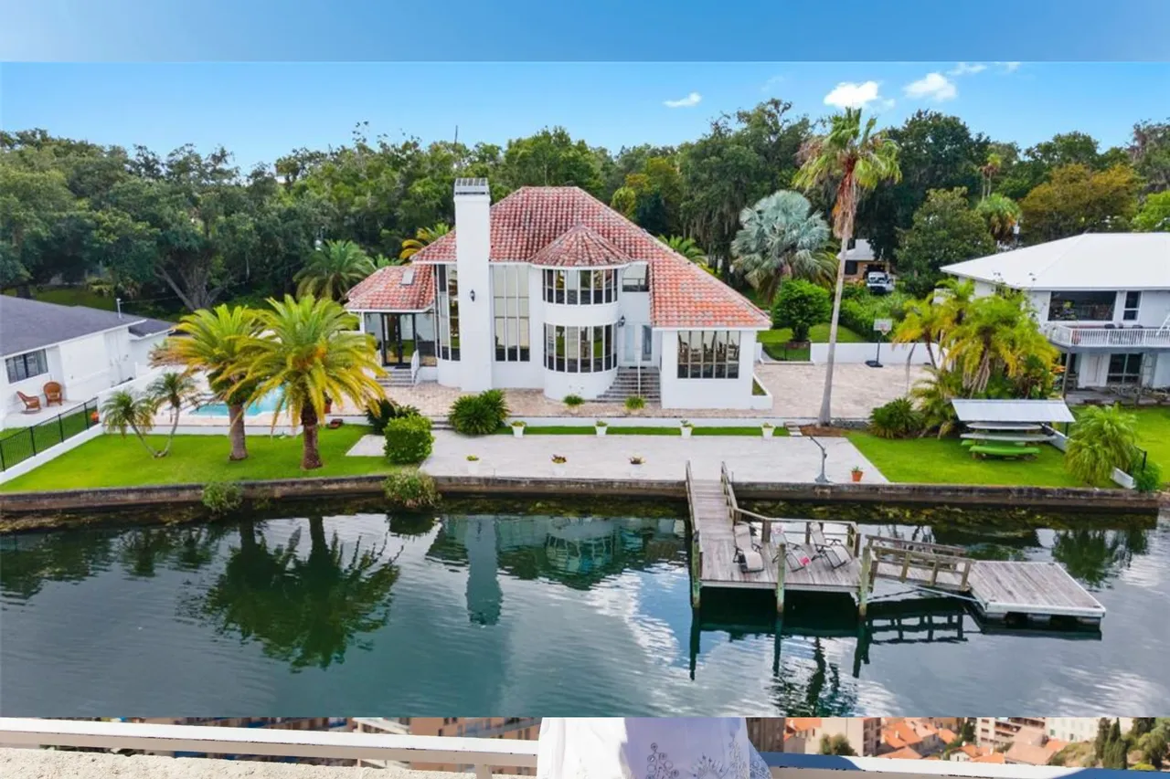 The Crystal River Manatee Palace exterior